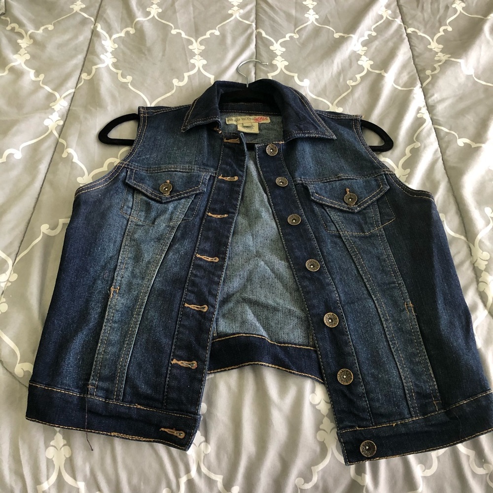 Sleeveless blue jean jacket